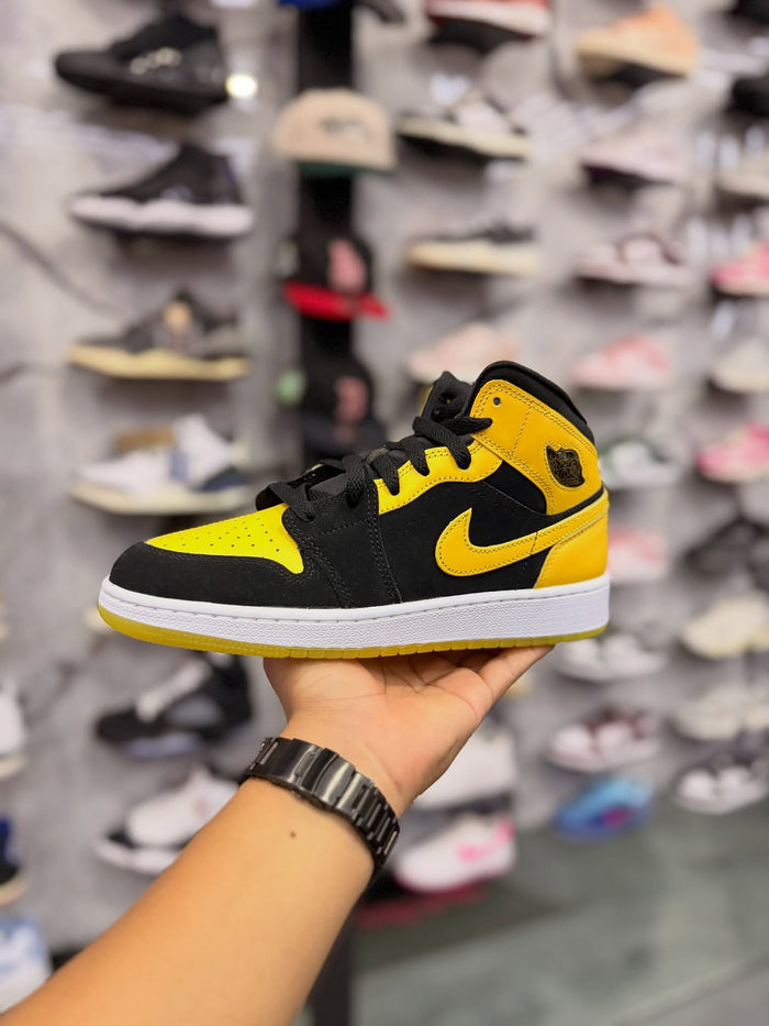 JORDAN 1 MID VARSITY MAIZE · foto 1 · besneaker Instagram