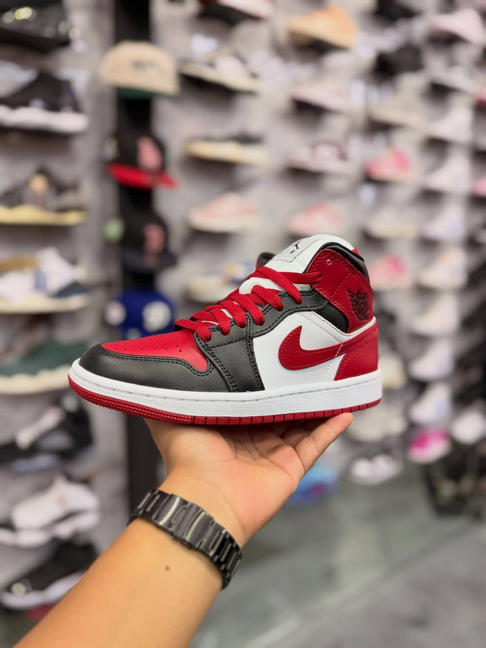 JORDAN 1 MID ALTÉRNATE BRED · foto 1 · besneaker Instagram