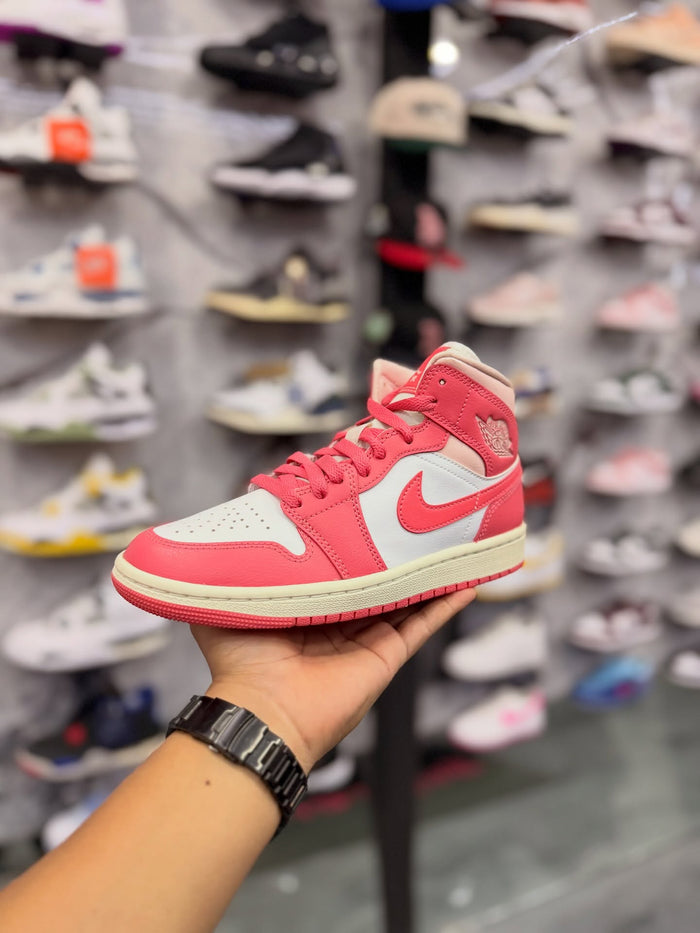 JORDAN 1 MID FRESAS CON CREMA · foto 1 · besneaker Instagram