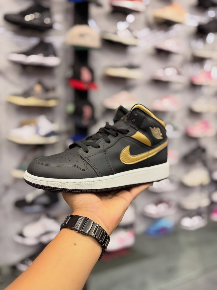 JORDAN 1 MID METALLIC GOLD · foto 1 · besneaker Instagram