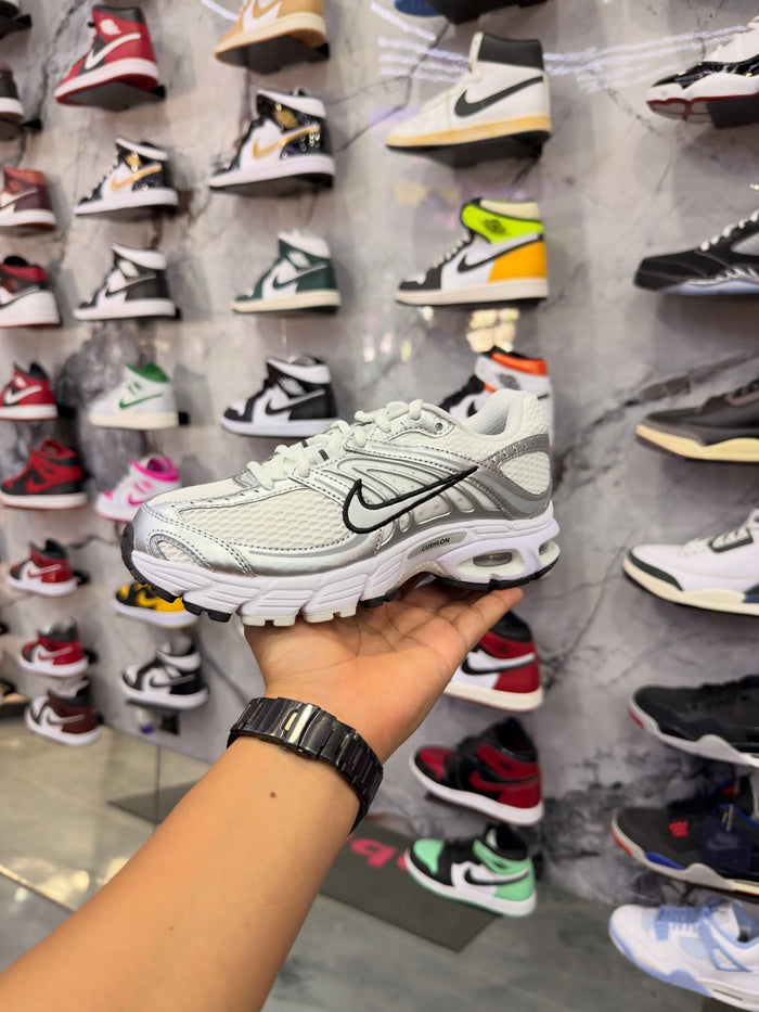 NIKE MOTO K2 · foto 1 · besneaker Instagram