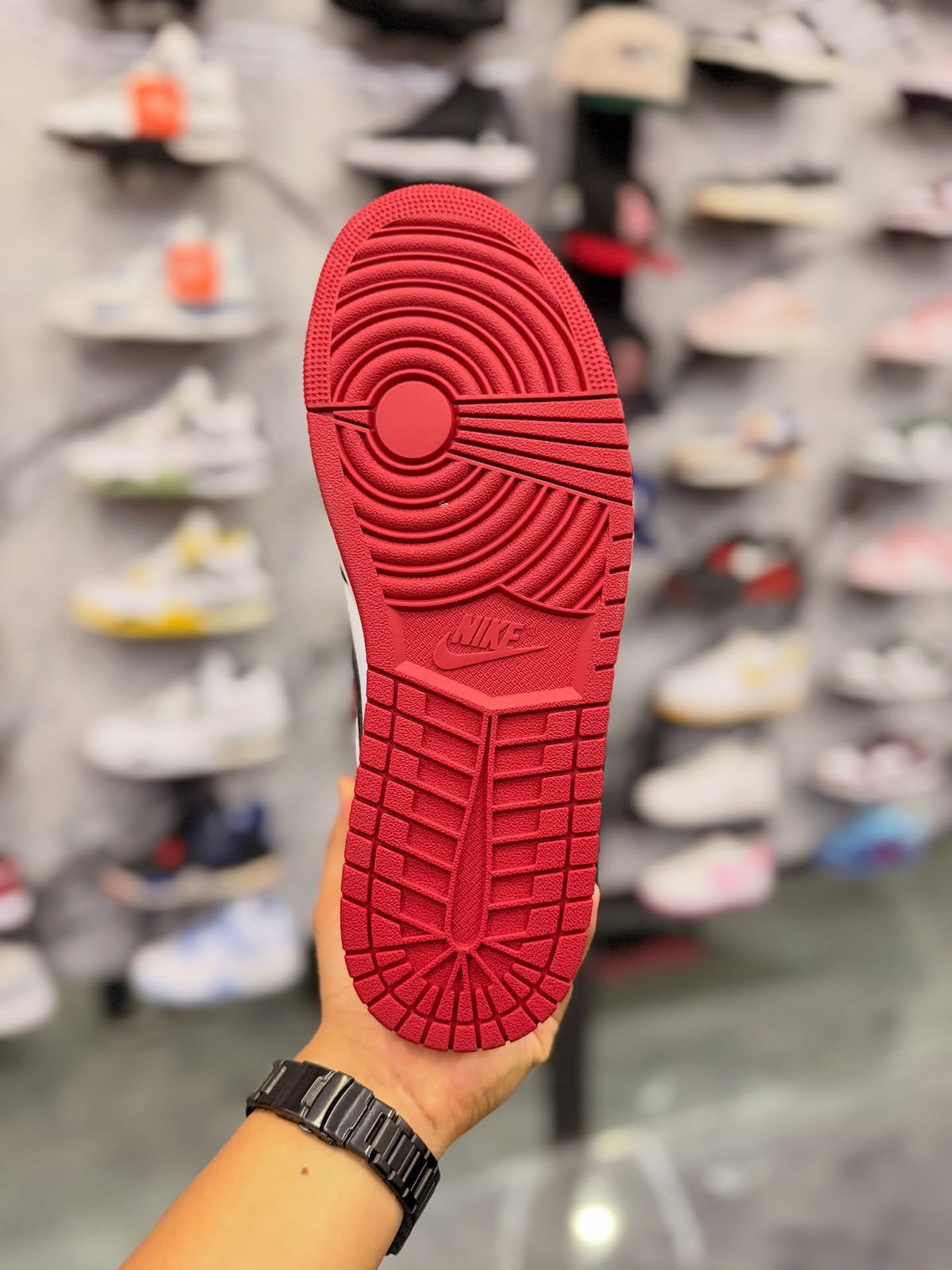 JORDAN 1 HIGH BLACK TOE REIMAGINED · foto 3 · besneaker Instagram