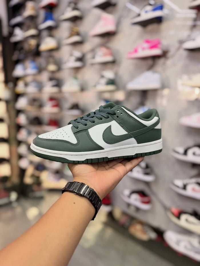 DUNK LOW · foto 1 · besneaker Instagram