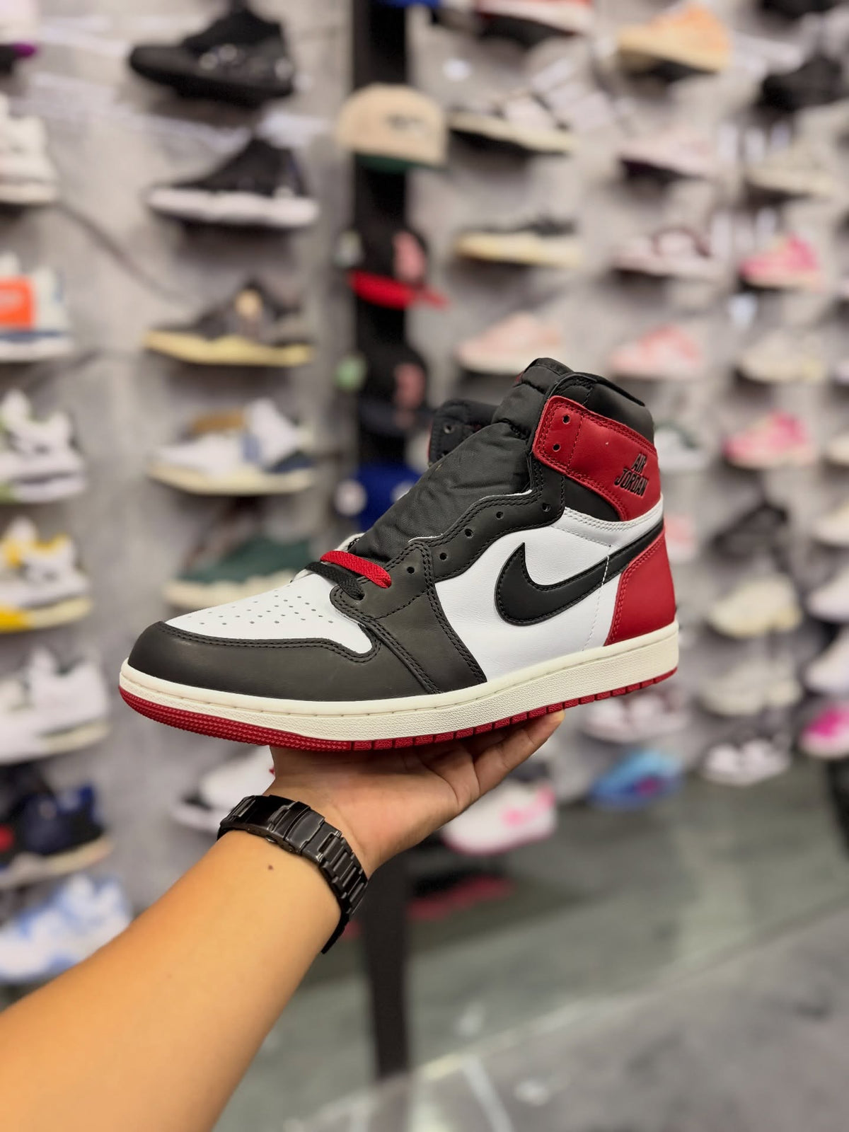JORDAN 1 HIGH BLACK TOE REIMAGINED · foto 1 · besneaker Instagram