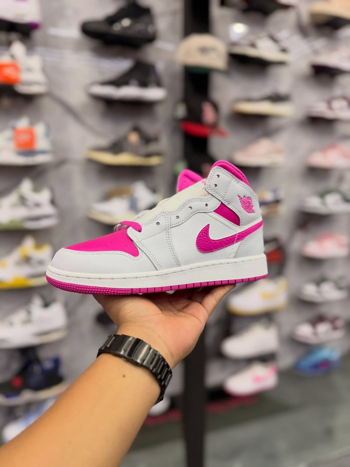 JORDAN 1 MID FIRE PINK · foto 1 · besneaker Instagram