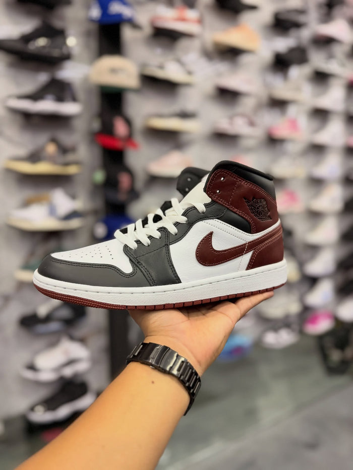 JORDAN 1 MID DARK PONY · foto 1 · besneaker Instagram