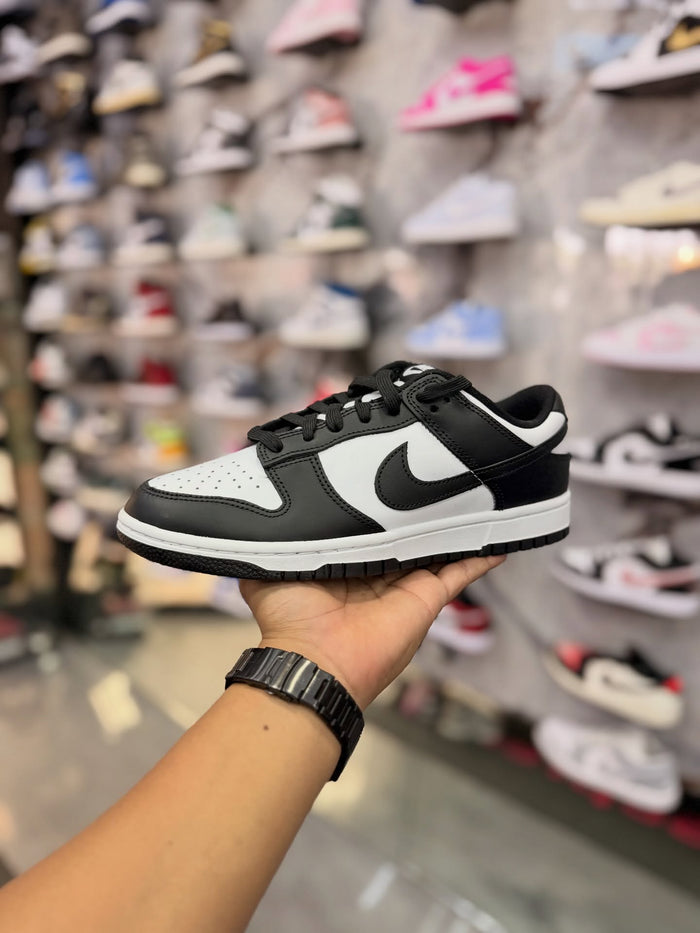 DUNK LOW PANDA · foto 1 · besneaker Instagram