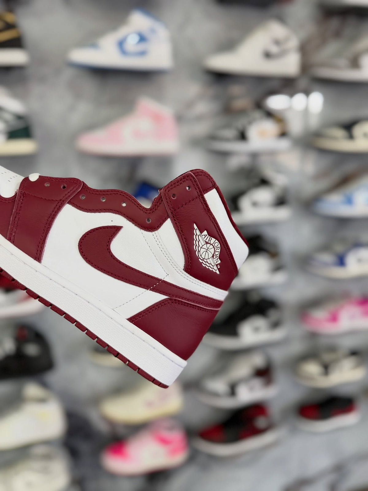 JORDAN 1 HIGH TEAM RED · foto 2 · besneaker Instagram
