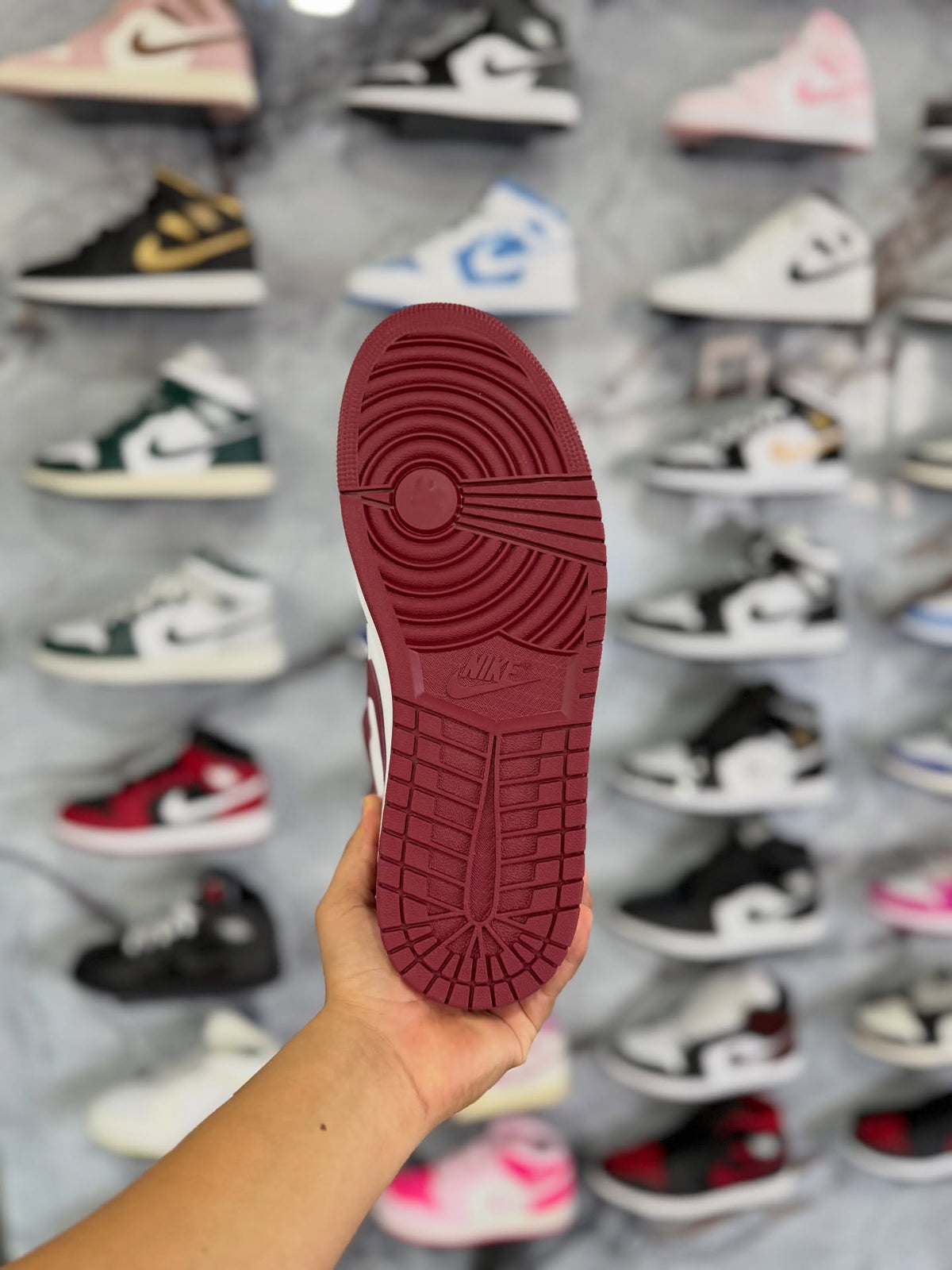 JORDAN 1 HIGH TEAM RED · foto 3 · besneaker Instagram