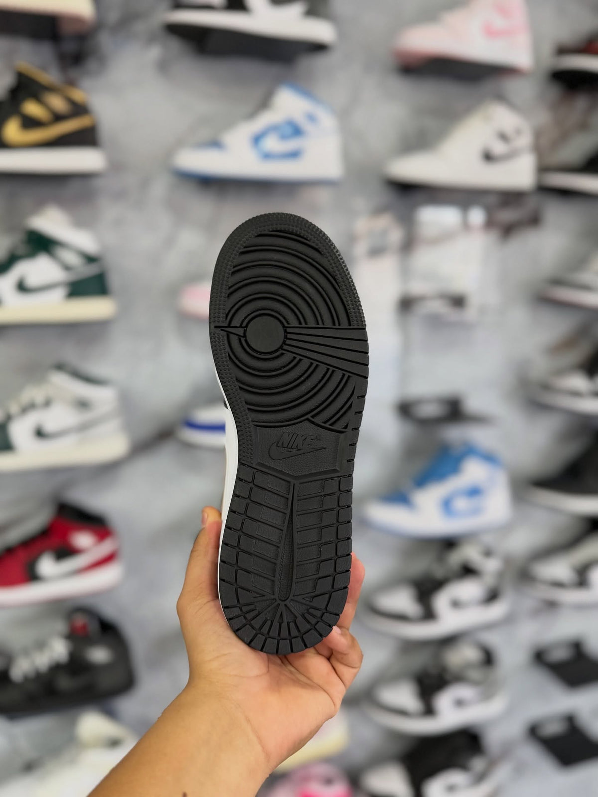 JORDAN 1 MID PATENT GOLD · foto 3 · besneaker Instagram
