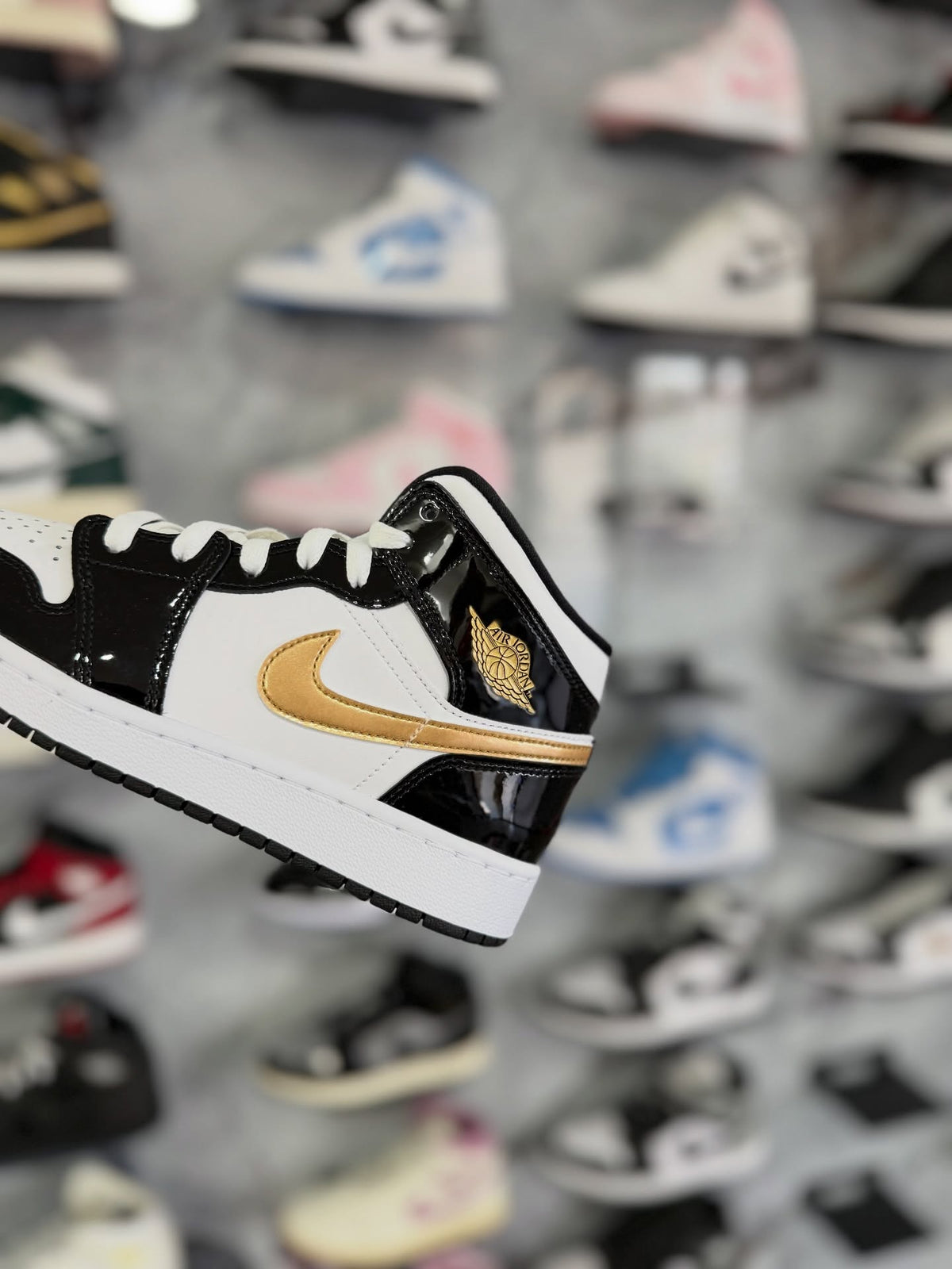 JORDAN 1 MID PATENT GOLD · foto 2 · besneaker Instagram