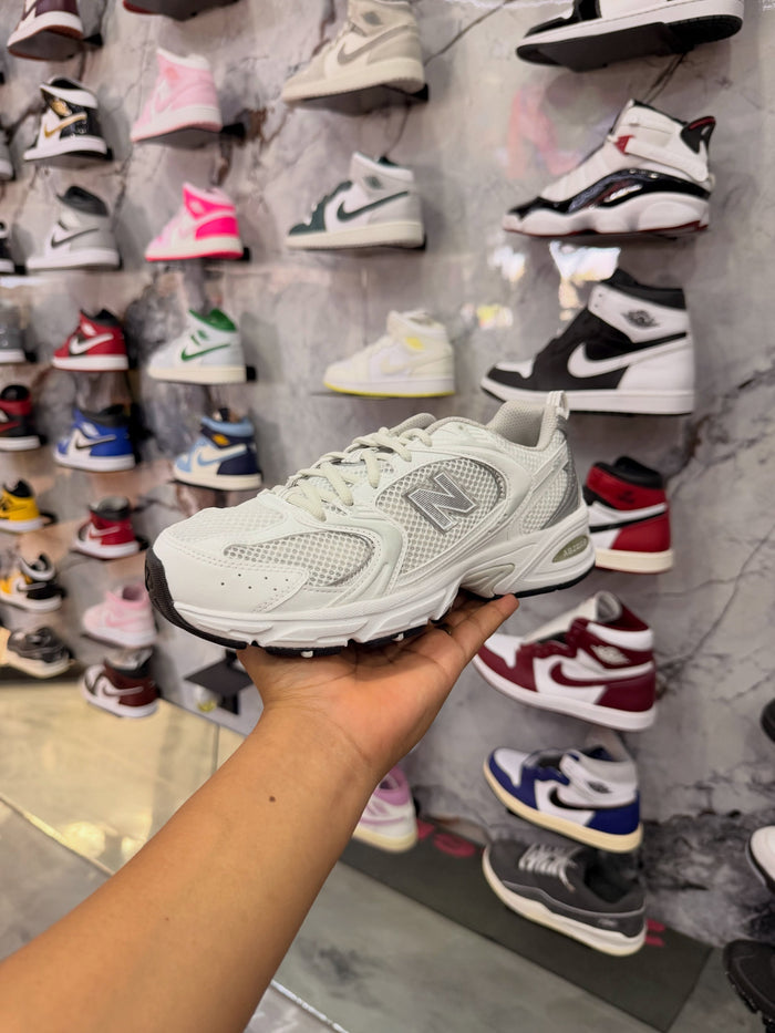 NEW BALANCE 530 · foto 1 · besneaker Instagram
