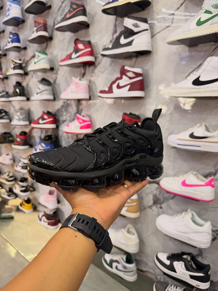 Nike VaporMax Plus negro · foto 1 · besneaker