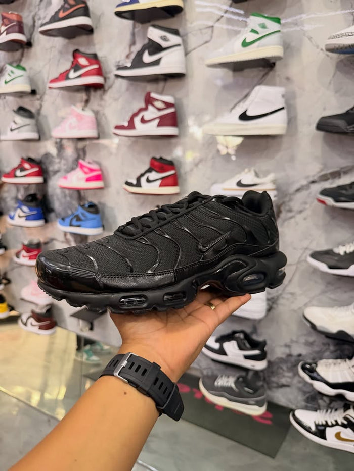 Nike Air Max Plus negro — lateral