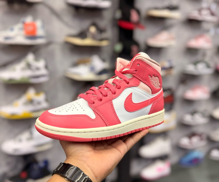JORDAN 1 MID FRESAS CON CREMA