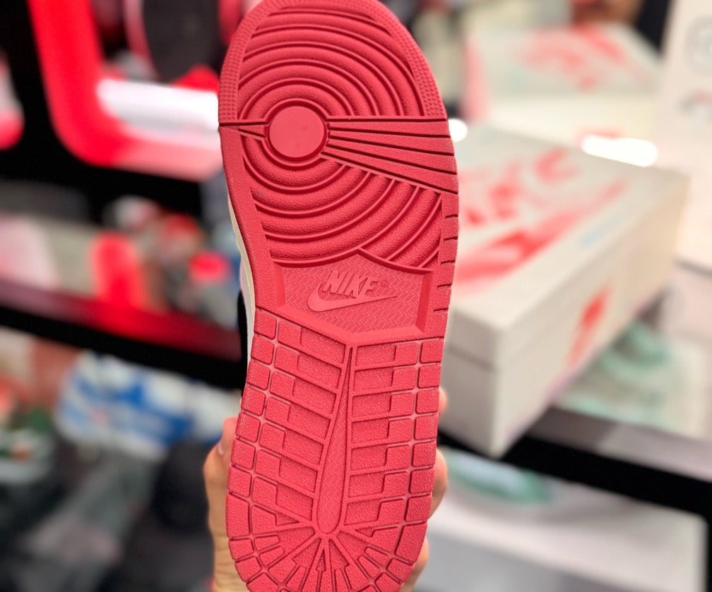 JORDAN 1 LOW TROPHY ROOM