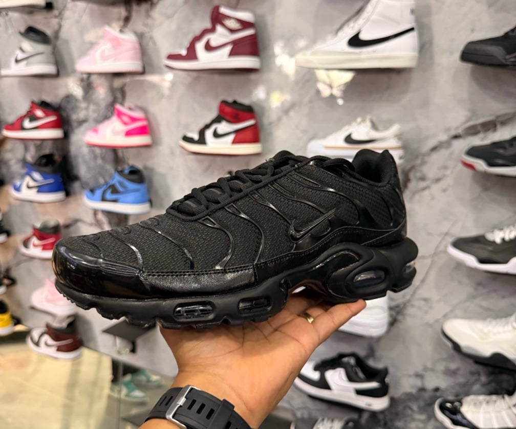 NIKE AIR MAX PLUS